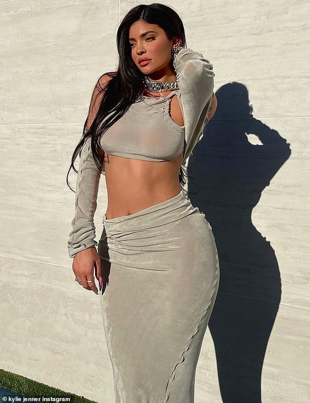 Kylie Jenner đẹp hút hồn trên phố với váy ôm sát - 7 Kylie Jenner đẹp hút hồn trên phố với váy ôm sát - 7