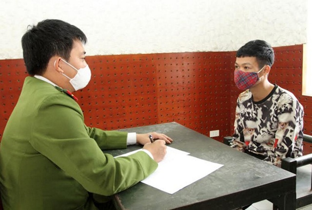 Nam thanh niên đâm người rồi tấn công trưởng công an xã - 1 Nam thanh niên đâm người rồi tấn công trưởng công an xã - 1