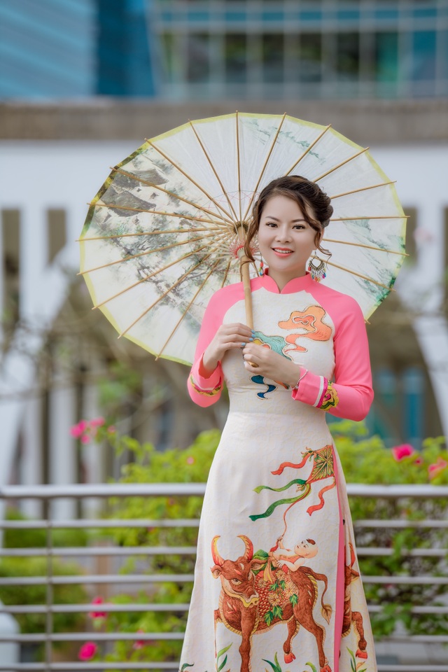 Cô giáo người Việt mặc áo dài trên phố Singapore