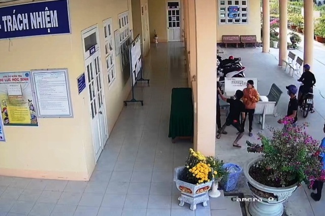 Vụ côn đồ đánh học sinh: Có thể do học sinh mâu thuẫn với nhóm ngoài xã hội - 2 Vụ côn đồ đánh học sinh: Có thể do học sinh mâu thuẫn với nhóm ngoài xã hội - 2