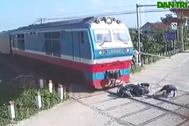 Khoảnh khắc người đàn ông thoát chết gang tấc trước mũi tàu hỏa - 1 Khoảnh khắc người đàn ông thoát chết gang tấc trước mũi tàu hỏa - 1