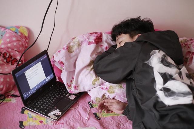 Bi hài học online: Sinh viên ngủ quên, ngáy ngon lành trong lớp - 1