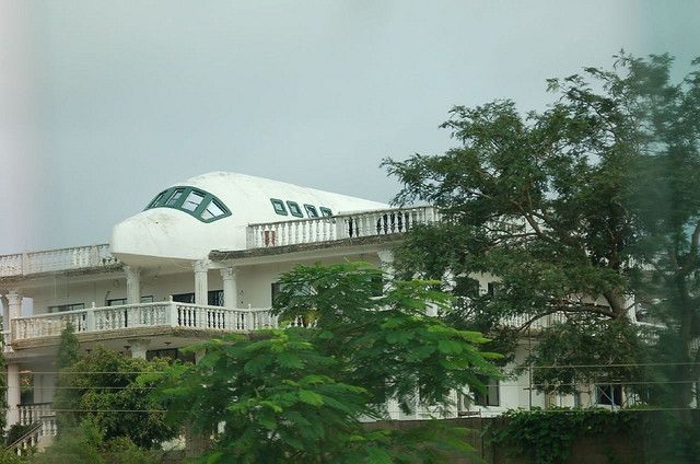 Biết vợ thích du lịch, người đàn ông xây cả máy bay trên nóc nhà - 7 Biết vợ thích du lịch, người đàn ông xây cả máy bay trên nóc nhà - 7