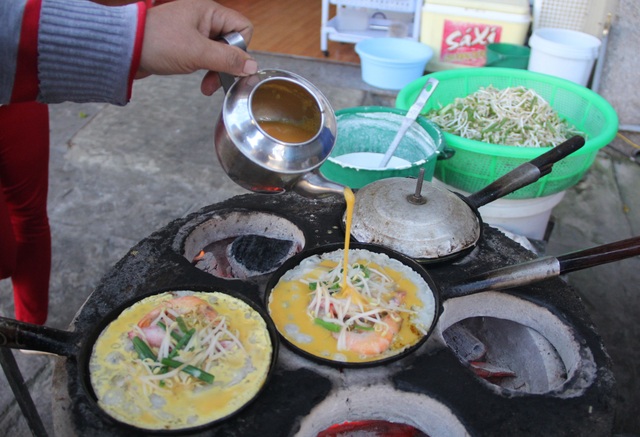 Come to Phu Yen to taste shrimp and squid pancakes 