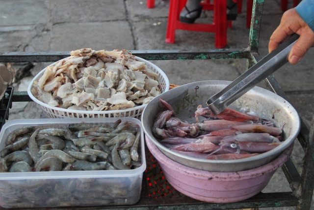 Come to Phu Yen to taste shrimp and squid pancakes 