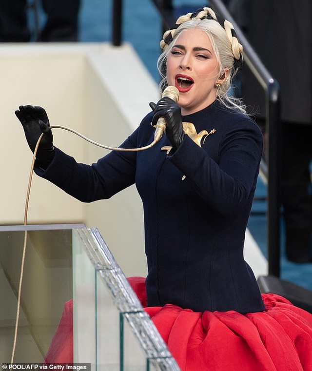 Lady Gaga tái xuất thanh lịch và khoe màu tóc mới - 3 Lady Gaga tái xuất thanh lịch và khoe màu tóc mới - 3
