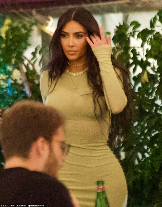 Kim Kardashian diện váy ôm sát đi ăn cùng chị gái - 2