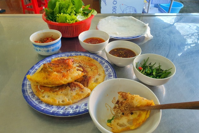 Come to Phu Yen to taste shrimp and squid pancakes 