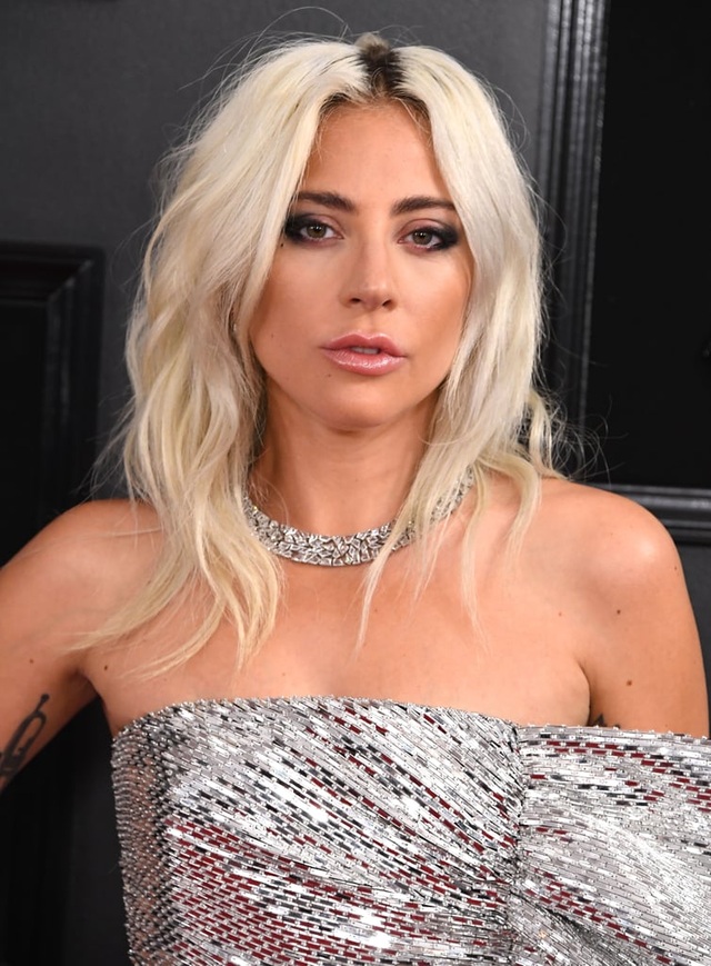 Lady Gaga tái xuất thanh lịch và khoe màu tóc mới - 6 Lady Gaga tái xuất thanh lịch và khoe màu tóc mới - 6
