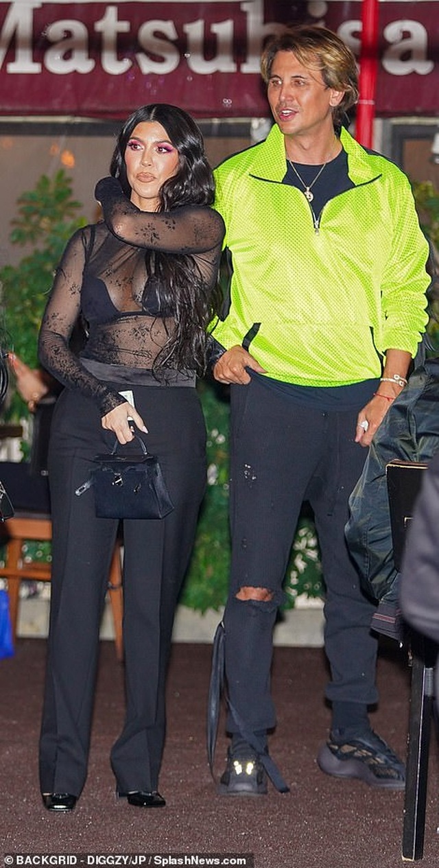 Kim Kardashian diện váy ôm sát đi ăn cùng chị gái - 8