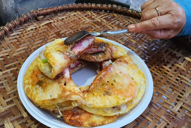 Come to Phu Yen to taste shrimp and squid pancakes 