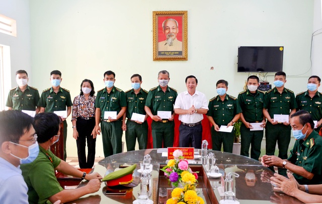 Kiểm soát chặt vùng biên, ngăn người xuất nhập cảnh trái phép - 1 Kiểm soát chặt vùng biên, ngăn người xuất nhập cảnh trái phép - 1