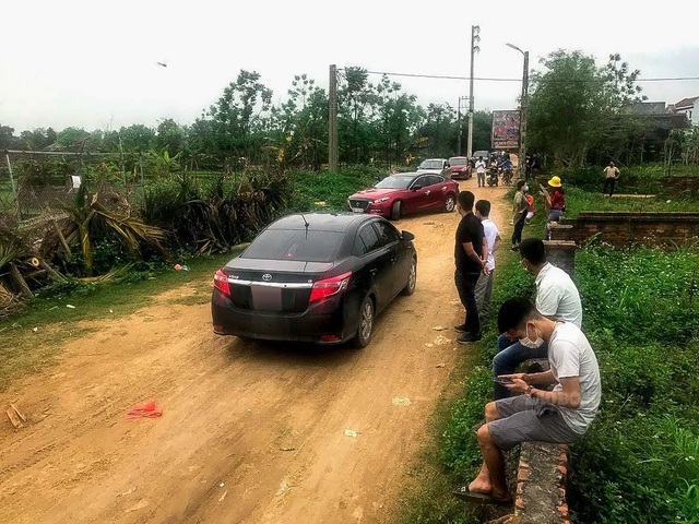 Ô tô xếp hàng săn đất Bình Phước, giá đất tăng cả chục lần trong 1 ngày? - 2