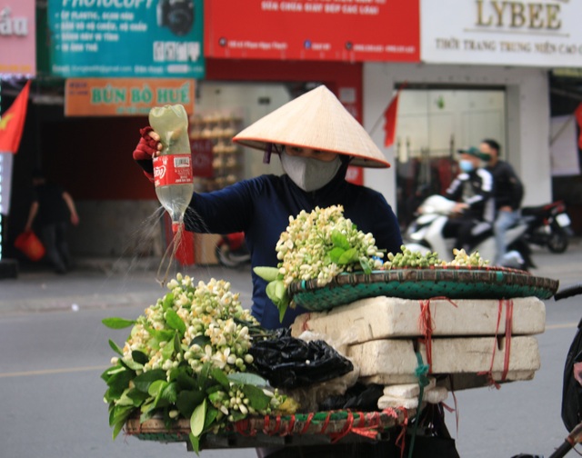 Dân Hà Nội rộ mốt mua hoa bưởi cúng rằm tháng Giêng - 3