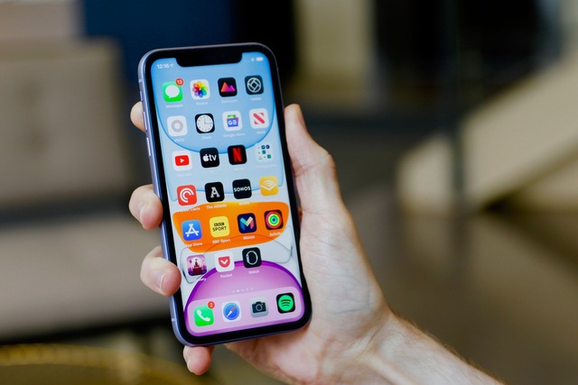 Liên tục giảm giá, iPhone 11, XS Max hàng cũ được nhiều người săn đón - 2