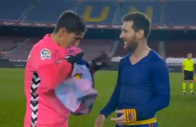 Thủ môn Elche luống cuống khi được Messi đề nghị đổi áo - 1