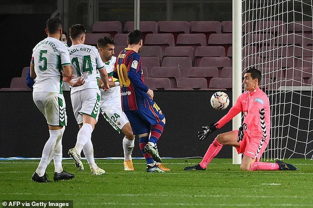 Thủ môn Elche luống cuống khi được Messi đề nghị đổi áo - 2 Thủ môn Elche luống cuống khi được Messi đề nghị đổi áo - 2