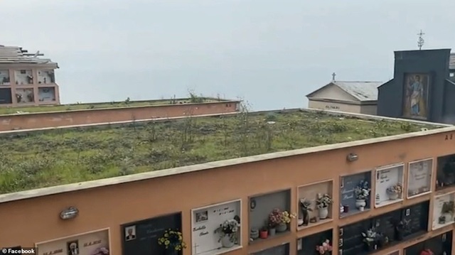 Nghĩa trang trên đỉnh vách đá sạt lở khiến cả trăm quan tài rơi xuống biển - 3 Nghĩa trang trên đỉnh vách đá sạt lở khiến cả trăm quan tài rơi xuống biển - 3