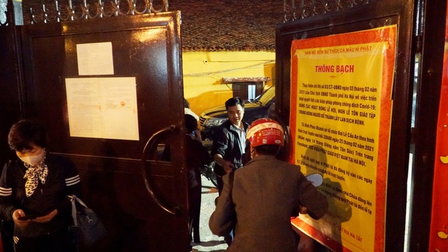 Nhiều người đứng trước cổng chùa Phúc Khánh vái vọng dịp Rằm tháng Giêng - 10