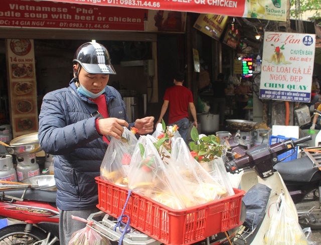 Gà ngậm hoa hồng đắt khách tại chợ nhà giàu Hà Nội ngày Rằm tháng Giêng - 10 Gà ngậm hoa hồng đắt khách tại chợ nhà giàu Hà Nội ngày Rằm tháng Giêng - 10