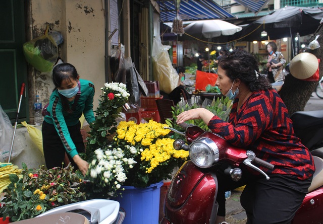 Gà ngậm hoa hồng đắt khách tại chợ nhà giàu Hà Nội ngày Rằm tháng Giêng - 1