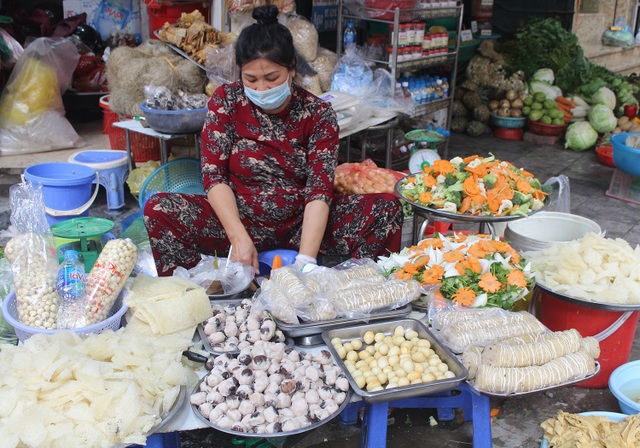 Gà ngậm hoa hồng đắt khách tại chợ nhà giàu Hà Nội ngày Rằm tháng Giêng - 6