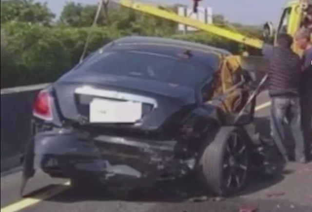Phóng nhanh, không giữ khoảng cách an toàn, xe Rolls-Royce bị tông vỡ đuôi - 1 Phóng nhanh, không giữ khoảng cách an toàn, xe Rolls-Royce bị tông vỡ đuôi - 1