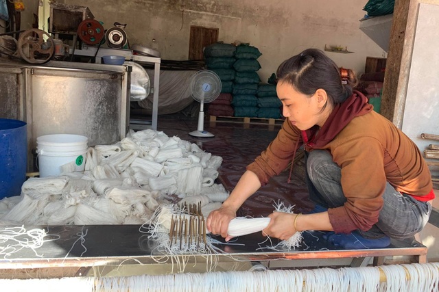Thu nhập hàng chục triệu mỗi tháng từ làng nghề miến ở phố núi - 4 Thu nhập hàng chục triệu mỗi tháng từ làng nghề miến ở phố núi - 4