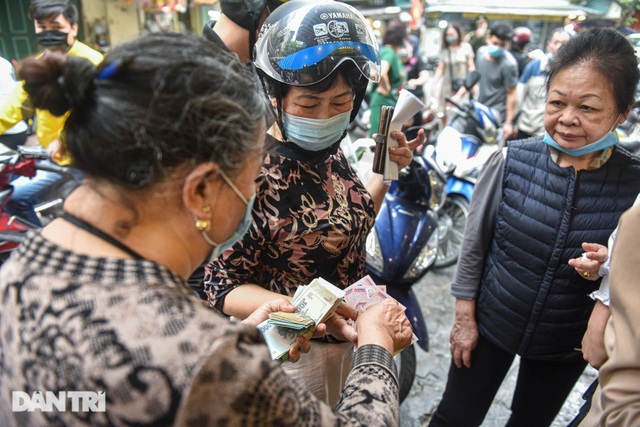 Chicken with roses sells hundreds of chickens at Hang Be market in Hanoi on the full moon day of January - December