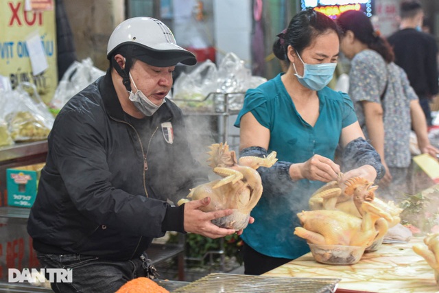 Chicken with roses sells hundreds of chickens at Hang Be market in Hanoi on the full moon day of January - August