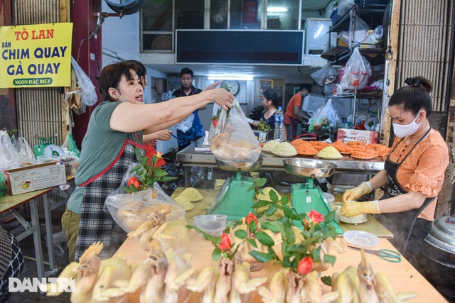 Chicken with roses sells hundreds of chickens at Hanoi Hang Be market on the full moon day of January - February