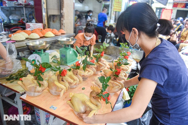 Chicken with roses sells hundreds of chickens at Hang Be market in Hanoi on the full moon day of January - June