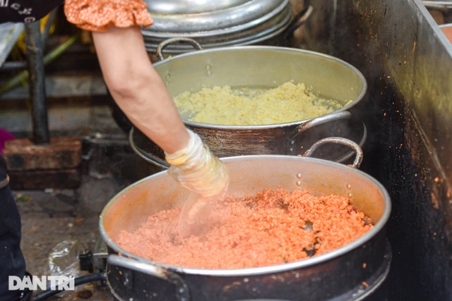 Gà ngậm hoa hồng bán cả trăm con ở chợ Hàng Bè Hà Nội ngày Rằm tháng Giêng - 11 Gà ngậm hoa hồng bán cả trăm con ở chợ Hàng Bè Hà Nội ngày Rằm tháng Giêng - 11