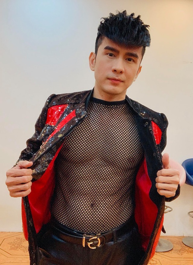 Đan Trường gây sốt khi cởi áo khoe thân hình săn chắc ở tuổi U50 - 3 Đan Trường gây sốt khi cởi áo khoe thân hình săn chắc ở tuổi U50 - 3