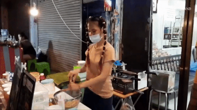 Quán hàng ế ẩm bỗng đắt khách nhờ điệu nhảy cuồng nhiệt của cô chủ tiệm - 1 Quán hàng ế ẩm bỗng đắt khách nhờ điệu nhảy cuồng nhiệt của cô chủ tiệm - 1
