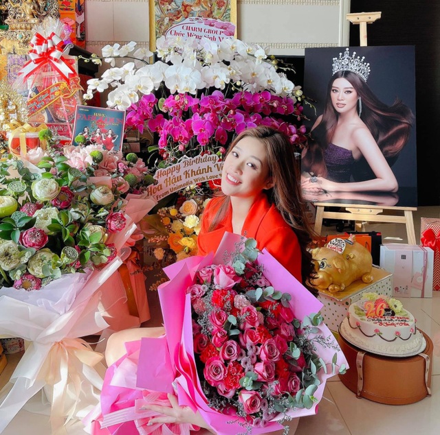 Hoa hậu Khánh Vân ngập trong những nụ hôn dịp sinh nhật - 3