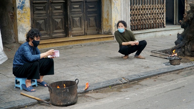 Hà Nội: Phố phường nghi ngút khói ngày Rằm tháng Giêng - 1