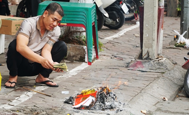 Hà Nội: Phố phường nghi ngút khói ngày Rằm tháng Giêng - 7 Hà Nội: Phố phường nghi ngút khói ngày Rằm tháng Giêng - 7