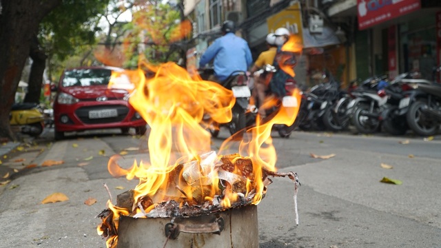 Hà Nội: Phố phường nghi ngút khói ngày Rằm tháng Giêng - 9 Hà Nội: Phố phường nghi ngút khói ngày Rằm tháng Giêng - 9