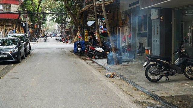 Hà Nội: Phố phường nghi ngút khói ngày Rằm tháng Giêng - 10 Hà Nội: Phố phường nghi ngút khói ngày Rằm tháng Giêng - 10