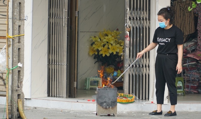 Hà Nội: Phố phường nghi ngút khói ngày Rằm tháng Giêng - 11