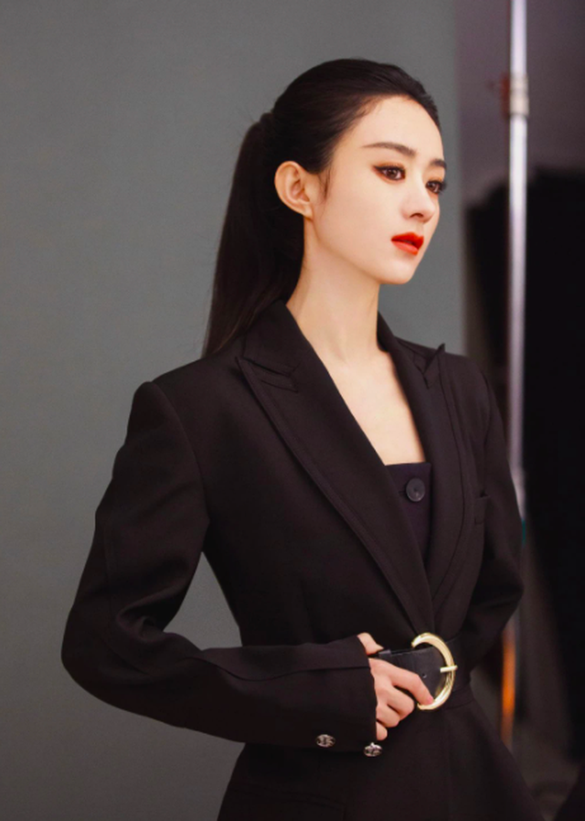 Ấn tượng với thần thái lạnh lùng nhưng quyến rũ của Triệu Lệ Dĩnh - 1 Ấn tượng với thần thái lạnh lùng nhưng quyến rũ của Triệu Lệ Dĩnh - 1