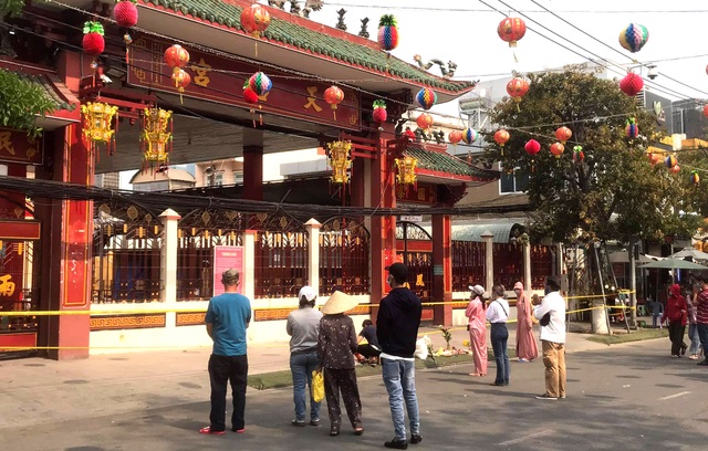 Lễ hội lớn nhất Đông Nam Bộ đóng cửa, người dân đứng ngoài chùa cầu an - 4