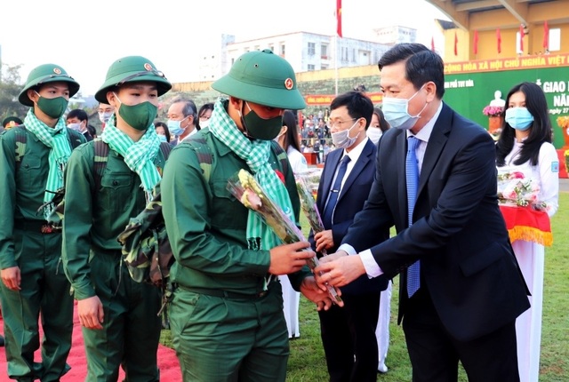 Hôm nay hàng nghìn thanh niên hăng hái lên đường nhập ngũ - 7 Hôm nay hàng nghìn thanh niên hăng hái lên đường nhập ngũ - 7