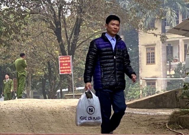 Bầu Đệ mời bác sĩ Hoàng Công Lương về bệnh viện làm việc - 3 Bầu Đệ mời bác sĩ Hoàng Công Lương về bệnh viện làm việc - 3
