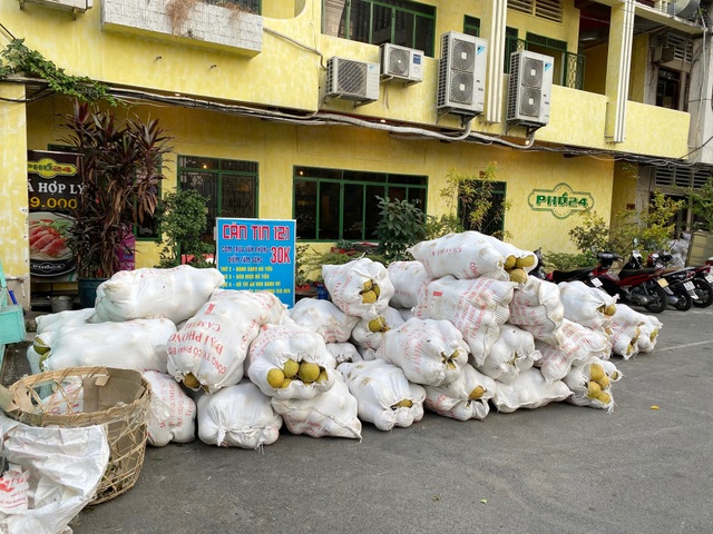 TPHCM: Rủ nhau giải cứu bưởi, doanh nghiệp hốt cả tấn - 4 TPHCM: Rủ nhau giải cứu bưởi, doanh nghiệp hốt cả tấn - 4