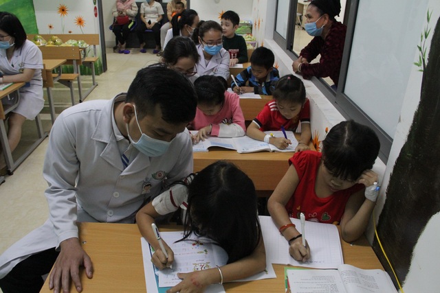 Khi bác sĩ trở thành giáo viên tình nguyện - 3 Khi bác sĩ trở thành giáo viên tình nguyện - 3
