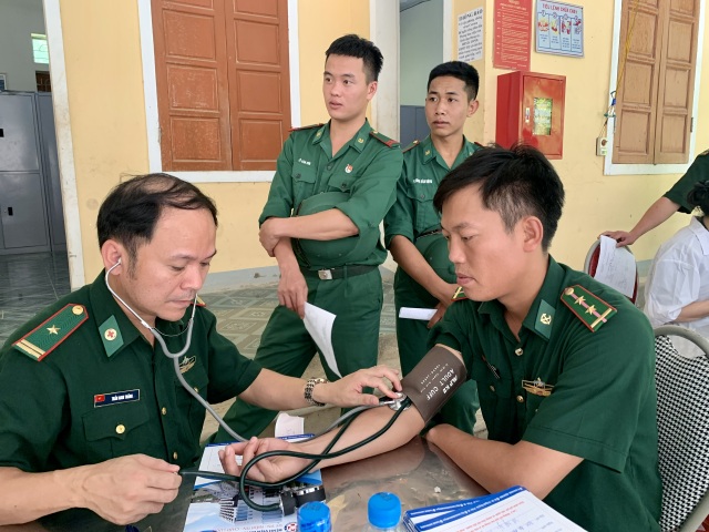 Bác sĩ quân y chăm sóc sức khỏe cho quân dân khu vực biên giới - 2 Bác sĩ quân y chăm sóc sức khỏe cho quân dân khu vực biên giới - 2