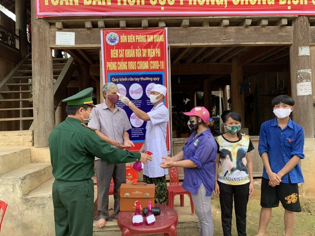 Quân y Đồn BP Tam Quang hướng dẫn nhân dân rửa tay sát khuẩn…