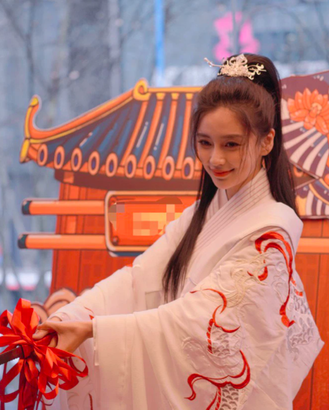 Angelababy rạng rỡ đón sinh nhật cùng fan, Huỳnh Hiểu Minh vắng mặt - 3 Angelababy rạng rỡ đón sinh nhật cùng fan, Huỳnh Hiểu Minh vắng mặt - 3